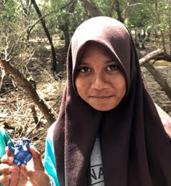 Syd’s new friends and family in Komodo, Indonesia ???????? 
Sardi, a young lady we met on a path in Komodo, with her new friend, Syd. They should learn a lot from each other!